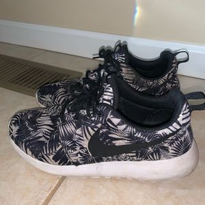 Women’s Nike Roshes